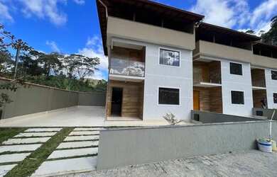 Imagem: A casa possui 3 Dormitórios, 2 Banheiros, 2 Vagas na garagem