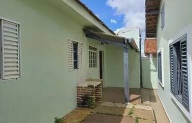 Imagem: A casa possui 3 Dormitórios, 2 Banheiros, 2 Vagas na garagem