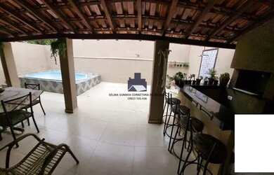 Imagem: A casa possui 3 Dormitórios, 2 Banheiros, 2 Vagas na garagem