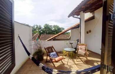 Imagem: A casa possui 3 Dormitórios, 2 Banheiros, 1 Vaga na garagem