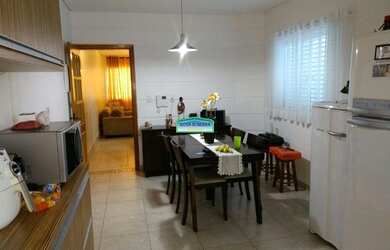 Imagem: A casa possui 3 Dormitórios, 5 Banheiros, 4 Vagas na garagem