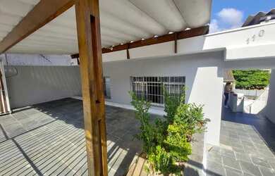 Imagem: A casa possui 3 Dormitórios, 2 Banheiros, 2 Vagas na garagem