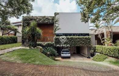 Imagem: A casa em condomínio possui 4 Dormitórios, 5 Banheiros, 281m²