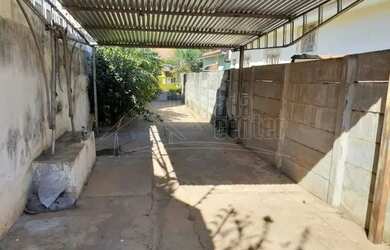 Imagem: A casa possui 1 Dormitório, 1 Banheiro, 1 Vaga na garagem