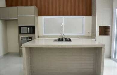 Imagem: A casa em condomínio possui 3 Dormitórios, 1 Banheiro, 4 Vagas