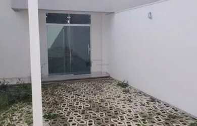 Imagem: A casa possui 3 Dormitórios, 2 Banheiros, 2 Vagas na garagem