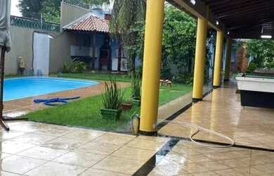 Imagem: A casa possui 5 Dormitórios, 1 Banheiro, 2 Vagas na garagem