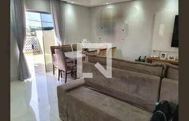 Imagem: A casa possui 3 Dormitórios, 3 Banheiros, 2 Vagas na garagem