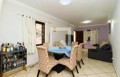 Imagem: A casa possui 3 Dormitórios, 3 Banheiros, 2 Vagas na garagem