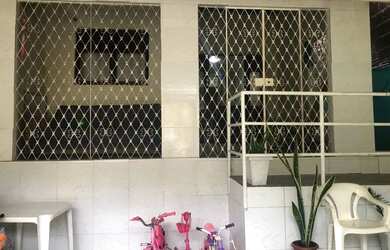 Imagem: A casa possui 3 Dormitórios, 1 Banheiro, 2 Vagas na garagem