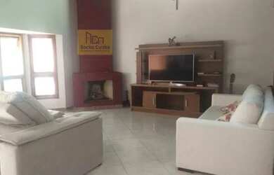 Imagem: A casa em condomínio possui 4 Dormitórios, 5 Banheiros, 304m²