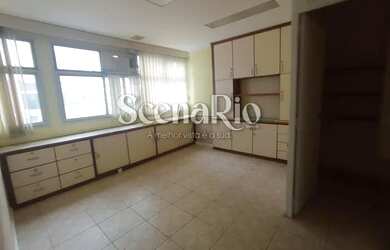 Imagem: O depósito possui 1 Vaga na garagem, 140m² de Área e está