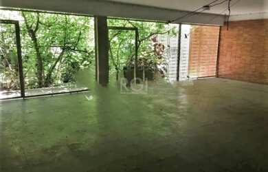 Imagem: A casa possui 3 Dormitórios, 2 Banheiros, 4 Vagas na garagem