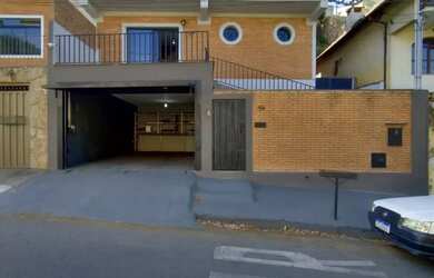 Imagem: A casa possui 3 Dormitórios, 2 Banheiros, 3 Vagas na garagem