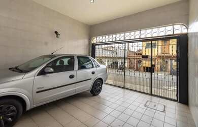 Imagem: A casa possui 3 Dormitórios, 3 Banheiros, 2 Vagas na garagem