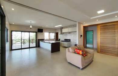 Imagem: A casa possui 4 Dormitórios, 5 Banheiros, 5 Vagas na garagem