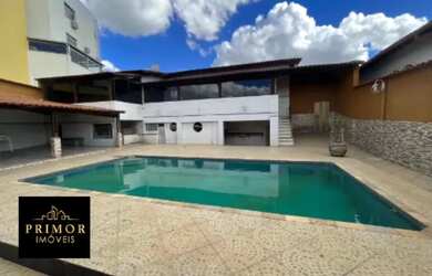 Imagem: A casa possui 4 Dormitórios, 4 Banheiros, 5 Vagas na garagem