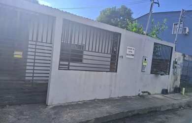 Imagem: A casa possui 3 Dormitórios, 2 Banheiros, 1 Vaga na garagem