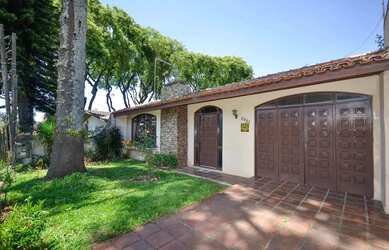 Imagem: A casa possui 3 Dormitórios, 2 Banheiros, 3 Vagas na garagem