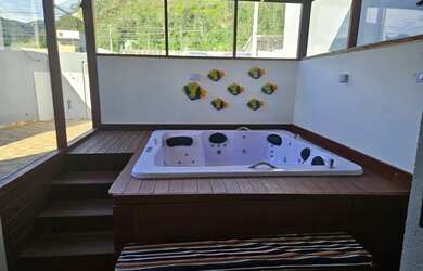 Imagem: A casa possui 3 Dormitórios, Acomodam 10 pessoas, 2 Vagas na