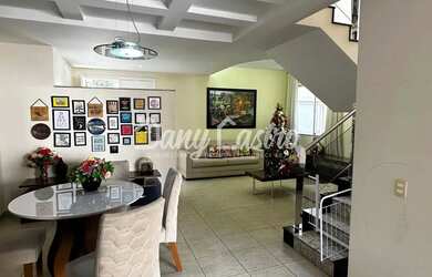 Imagem: A casa possui 4 Dormitórios, 3 Banheiros, 2 Vagas na garagem