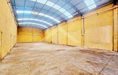 Imagem: O depósito possui 4 Vagas na garagem e 272m² de Área e está