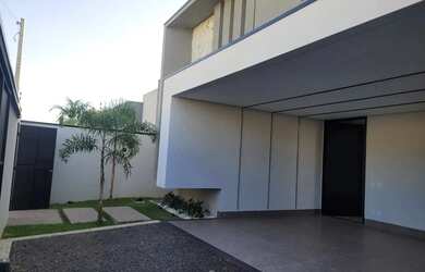 Imagem: A casa possui 4 Dormitórios, 4 Banheiros, 2 Vagas na garagem