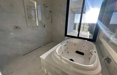 Imagem 6: Sobrado com 3 pisos, 4 suítes, ambientes amplos, e uma localização...