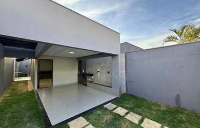 Imagem: A casa possui 3 Dormitórios, 2 Banheiros, 2 Vagas na garagem