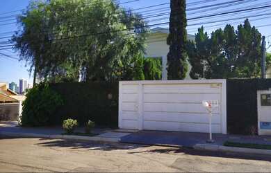 Imagem: A casa possui 4 Dormitórios, 5 Banheiros, 3 Vagas na garagem