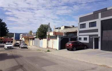 Imagem: O depósito possui 4 Vagas na garagem, 300m² de Área e está