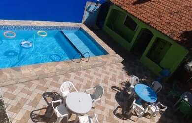 Imagem: A casa possui 3 Dormitórios, Acomodam 10 pessoas, 2 Vagas na