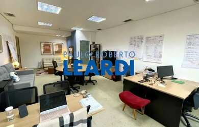 Imagem: O depósito possui 1 Vaga na garagem e 42m² de Área e está