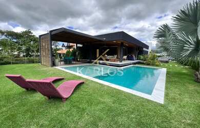 Imagem: A casa em condomínio possui 5 Dormitórios, 1 Banheiro, 4 Vagas