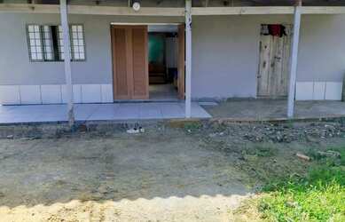 Imagem: A casa possui 2 Dormitórios, Acomodam 14 pessoas, 2 Vagas na