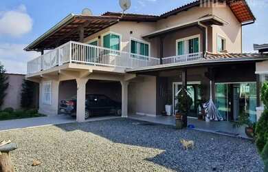 Imagem: A casa possui 5 Dormitórios, 3 Banheiros, 210m² de Área e