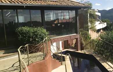 Imagem: A casa em condomínio possui 4 Dormitórios, 5 Banheiros, 2