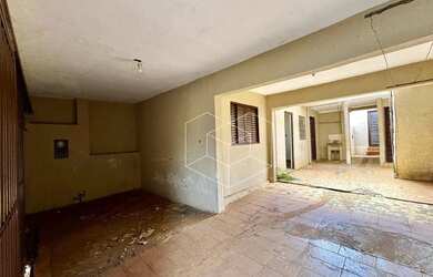 Imagem: A casa possui 5 Dormitórios, 5 Banheiros, 4 Vagas na garagem