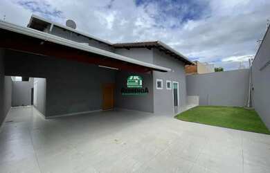 Imagem: A casa possui 3 Dormitórios, 1 Banheiro, 2 Vagas na garagem