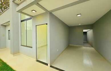 Imagem: A casa possui 3 Dormitórios, 2 Banheiros, 1 Vaga na garagem