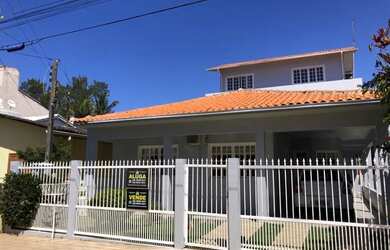 Imagem: A casa possui 4 Dormitórios, 2 Banheiros, 1 Vaga na garagem