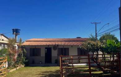 Imagem: A casa possui 3 Dormitórios, 2 Banheiros e está localizado