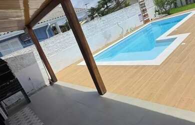 Imagem: A casa possui 5 Dormitórios, Acomodam 15 pessoas, 5 Vagas na