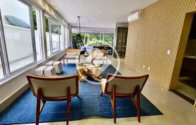 Imagem: A casa possui 4 Dormitórios, 5 Banheiros, 4 Vagas na garagem