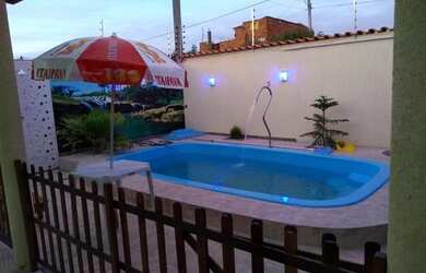 Imagem: A casa possui 3 Dormitórios, 5 Vagas na garagem, Piscina, Ar-condicionado