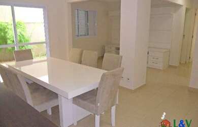 Imagem: O apartamento possui 3 Dormitórios, 1 Banheiro, 2 Vagas na