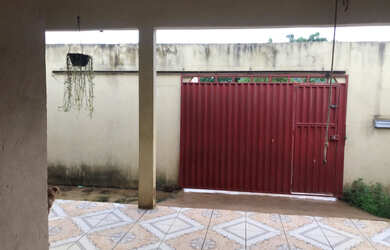 Imagem: A casa possui 3 Dormitórios, 2 Banheiros, 1 Vaga na garagem