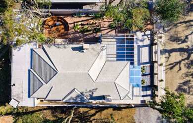 Imagem: A casa possui 4 Dormitórios, 5 Banheiros, 2 Vagas na garagem