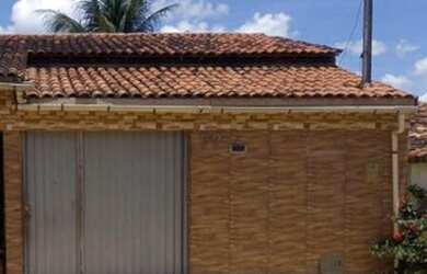 Imagem: A casa possui 3 Dormitórios, 2 Banheiros, 1 Vaga na garagem