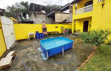Imagem: A casa possui 4 Dormitórios, 3 Banheiros, 3 Vagas na garagem